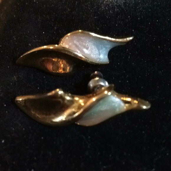 Pretty Gold Vintage Pierced Earrings - Picture 2 of 5